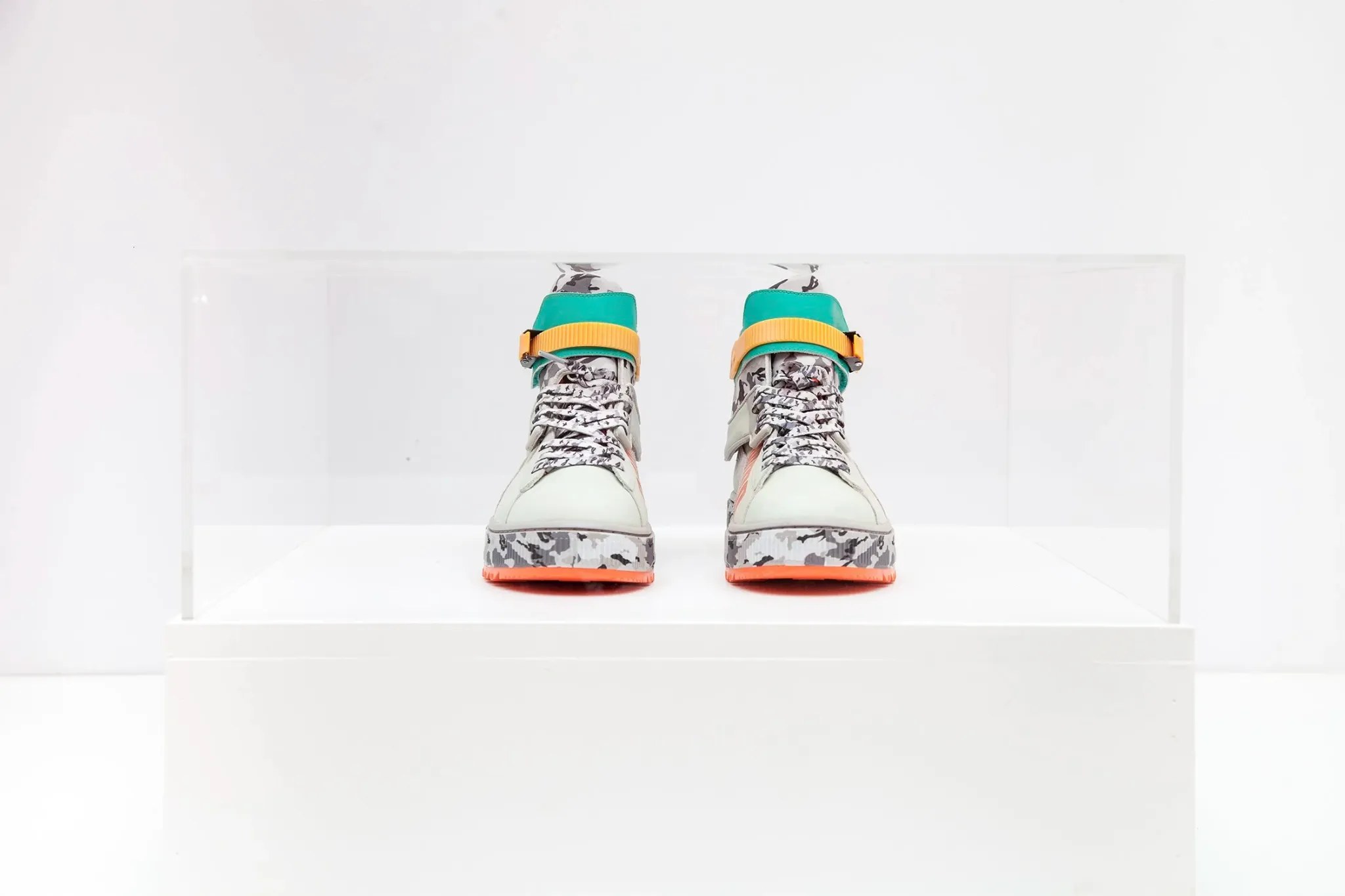 Paire de chaussures présentée sur un socle blanc
