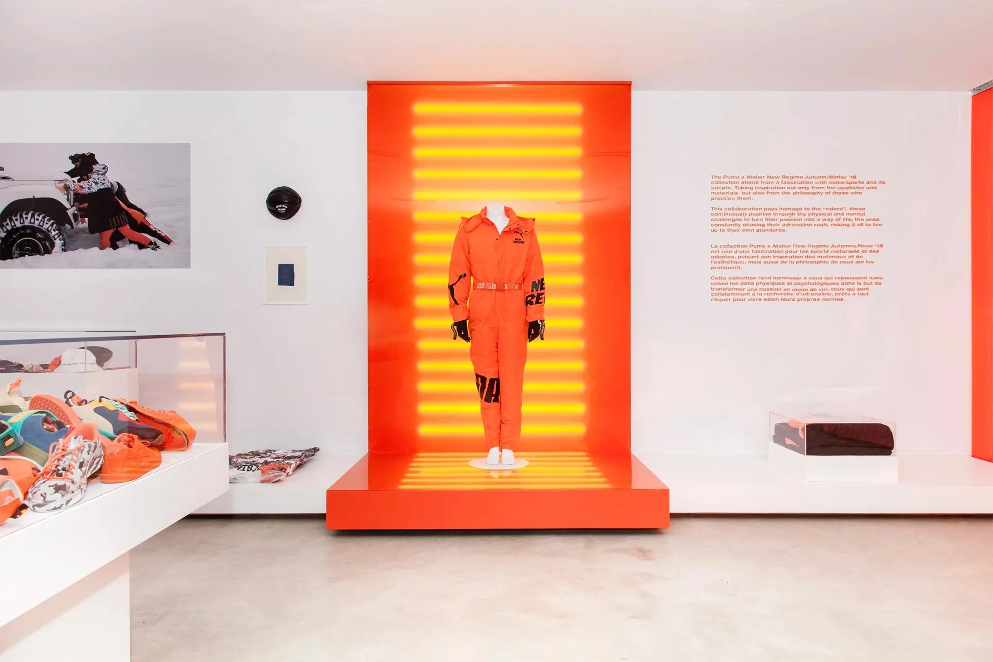 Tenue orange présentée devant un panneau lumineux orange