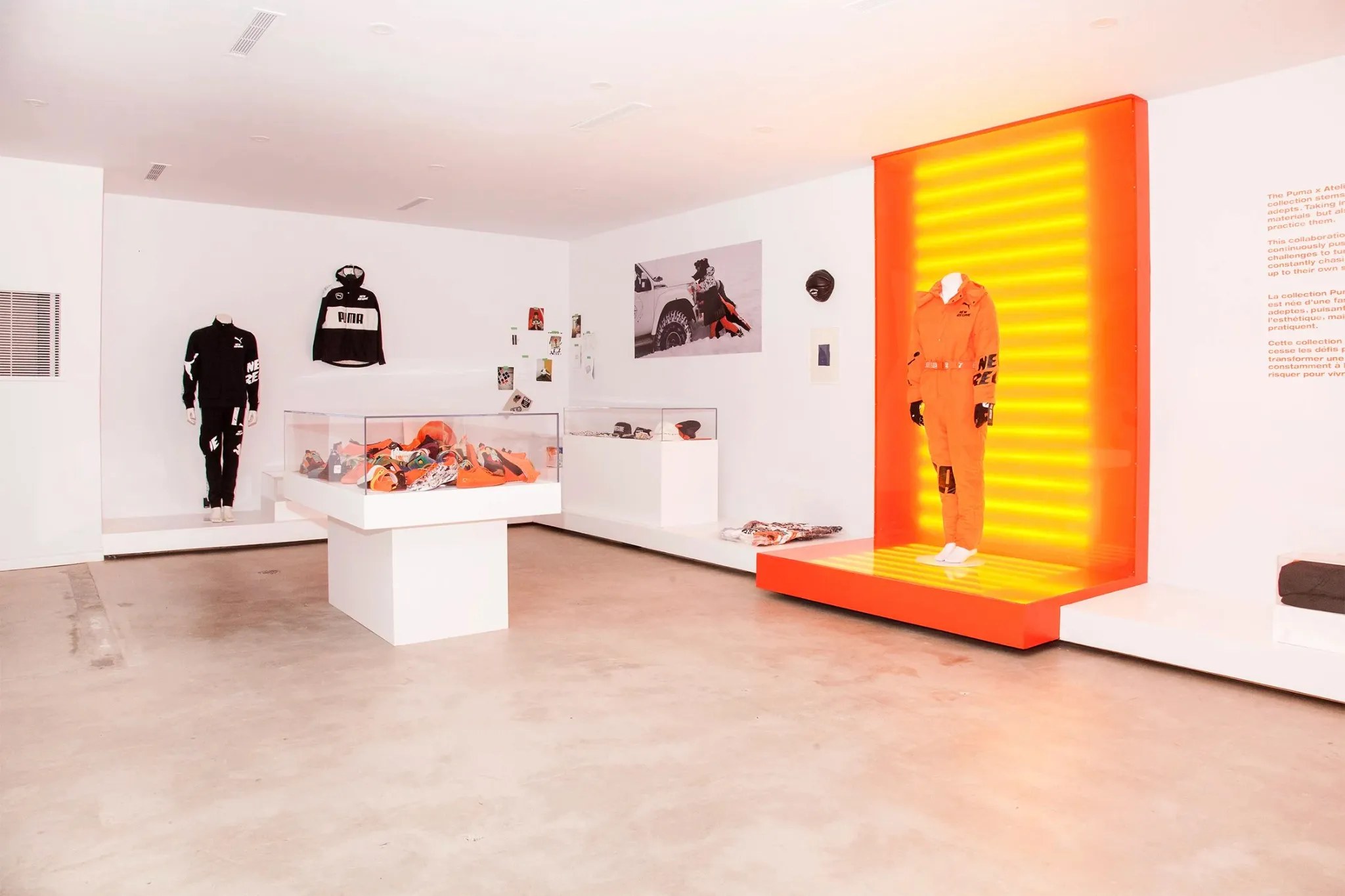Vue d’ensemble de l’espace blanc et orange présentant la collection