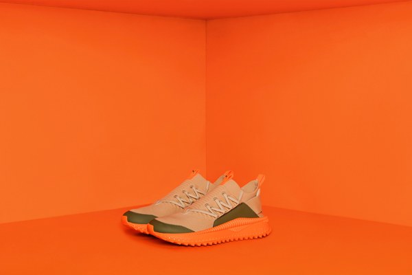 Chaussure beige à semelle orange, photographiée dans le même décor